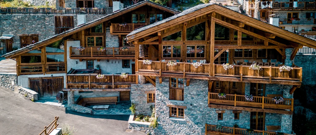 Aerial shot of Chalet Hibou in the summer.